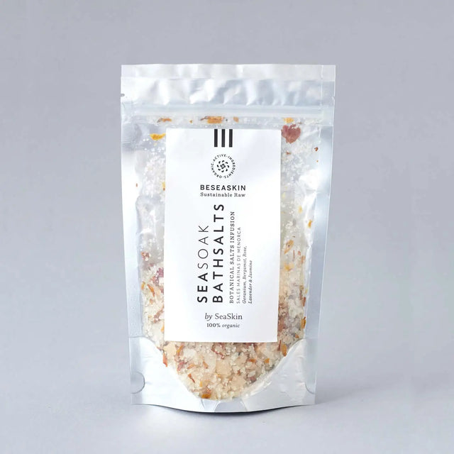 Envase de sales de baño de Beseaskin, 100% orgánicas a base de Geranio, Bergamota, Rosa, Lavanda y Jazmín con fondo gris.