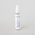Spray facial de agua termal de lavanda relajante en botella blanca de 30ml.
