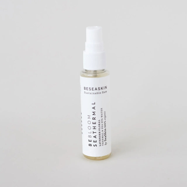 Spray facial de agua termal de lavanda relajante en botella blanca de 30ml.
