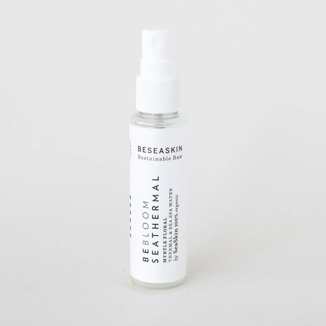 Envase de bruma floral facial calmante de Beseaskin, 100% orgánica a base de Mirto, Agua Termal y Concentrado de Posidonia con fondo blanco.