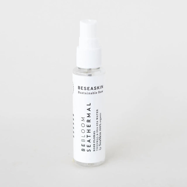 Envase de bruma floral facial iluminadora de Beseaskin, 100% orgánica a base de Rosa, Agua Termal y Concentrado de Posidonia con fondo blanco.