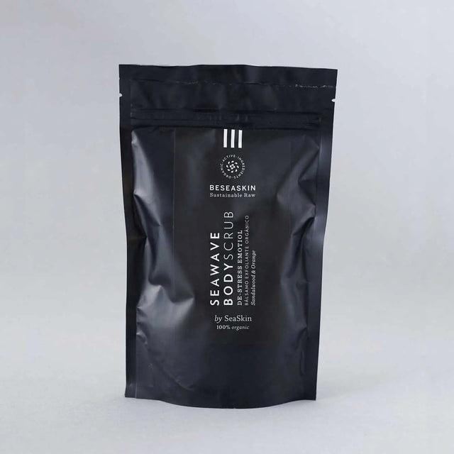 Envase de bálsamo exfoliante corporal nutritivo de Beseaskin, 100% orgánico a base de Sándalo y Naranja con fondo gris.