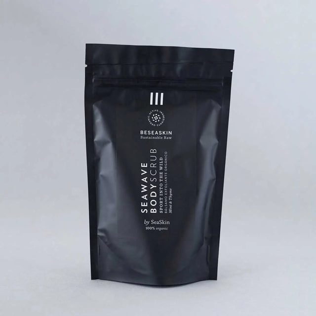Envase de bálsamo exfoliante corporal tonificante de Beseaskin, 100% orgánico a base de Menta y Tomillo con fondo gris.