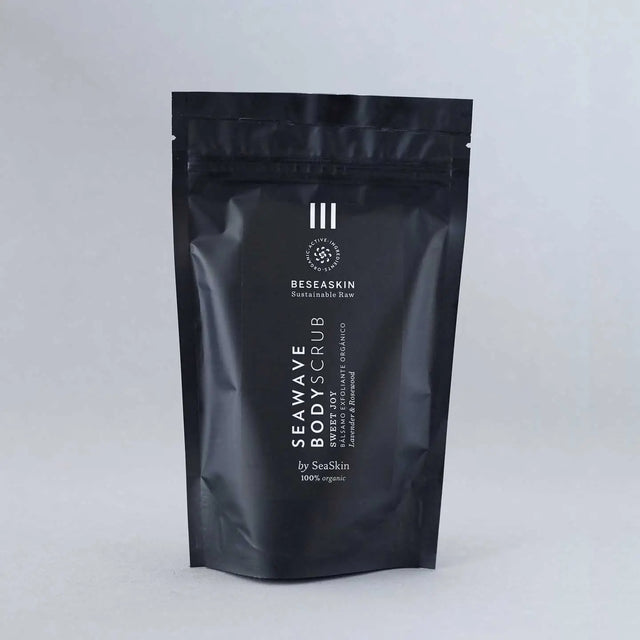 Envase de bálsamo exfoliante corporal antiaging de Beseaskin, 100% orgánico a base de Lavanda y Palo de Rosa con fondo gris.