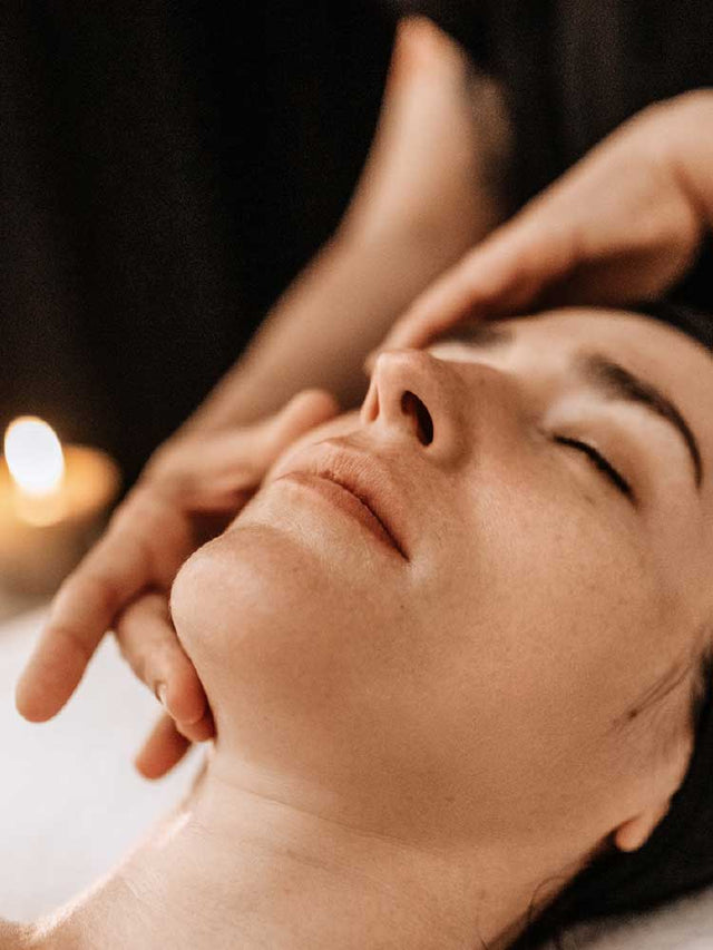 Relajante masaje facial en un entorno tranquilo, diseñado para rejuvenecer la piel y revitalizar los sentidos.