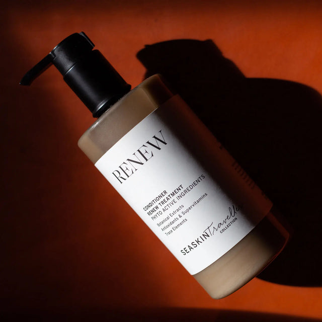 Botella de Acondicionador RENEW de SeaSkin para revitalizar y renovar el cabello.