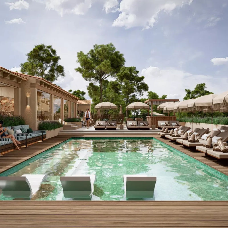 Piscina exterior del hotel Santa Ponsa rodeada de tumbonas, sombrillas y zonas verdes bajo el cielo despejado.