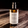 Botella con dispensador de gel de baño 'DETOX' de la colección SEASKIN Traveller. La etiqueta indica que contiene extractos botánicos, sal marina, yodo, antioxidantes, vitaminas, oligoelementos, aminoácidos y enzimas.