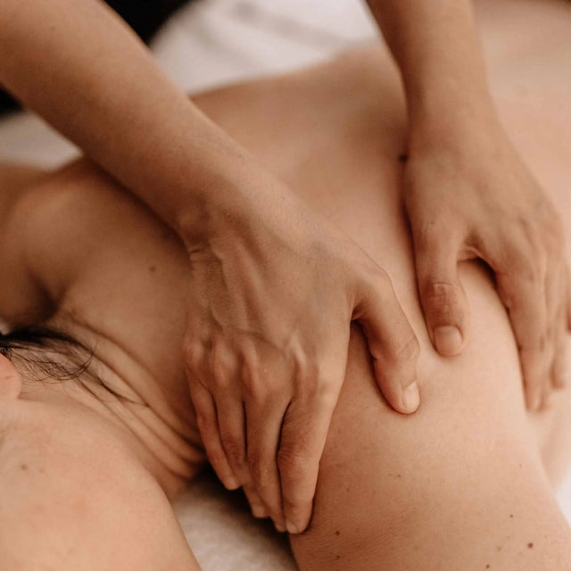 Masaje deportivo o de descarga en la espalda y el hombro, ideal para la recuperación muscular y tratamientos corporales sport.