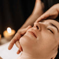 Masaje o tratamiento facial de desintoxicación (Detox) en un spa con luz cálida, promoviendo la relajación y el cuidado de la piel.