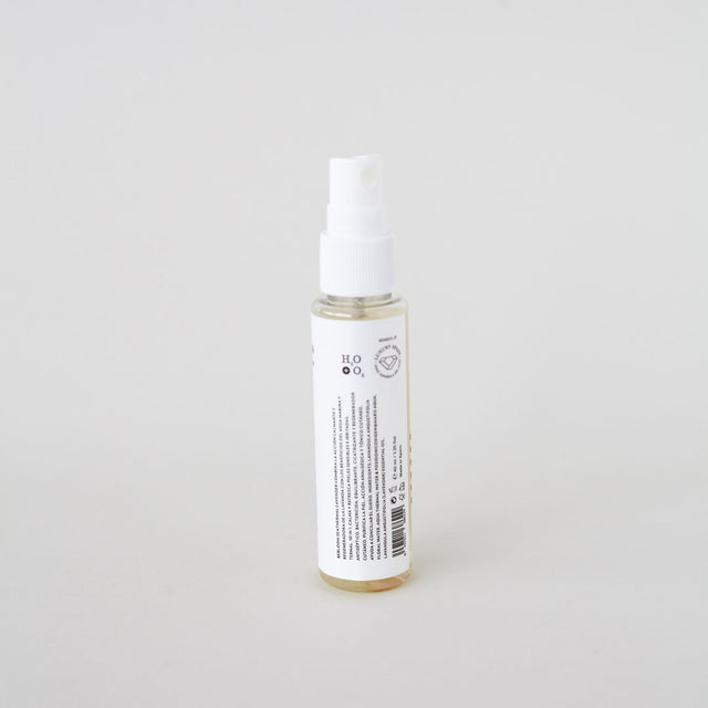 Envase de bruma floral facial calmante de Beseaskin, 100% orgánica a base de Lavanda, Agua Termal y Concentrado de Posidonia con fondo blanco.