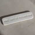 Imán de barro rectangular color blanco con frase sellada "Pure love to precious food"