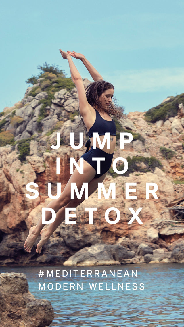 Cartel de SeaSkin Life donde aparece una foto de una chica saltando de una piedra al mar, con el título Jump into summer detox #Mediterranean modern wellness
