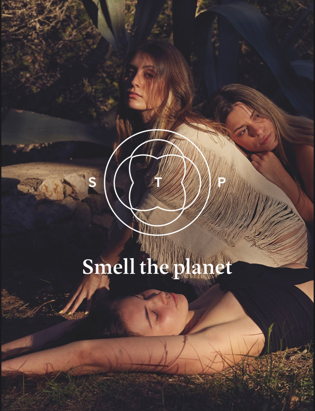 Imagen de tres chicas relajadas en la naturaleza con logo en el centro de Smell The Planet
